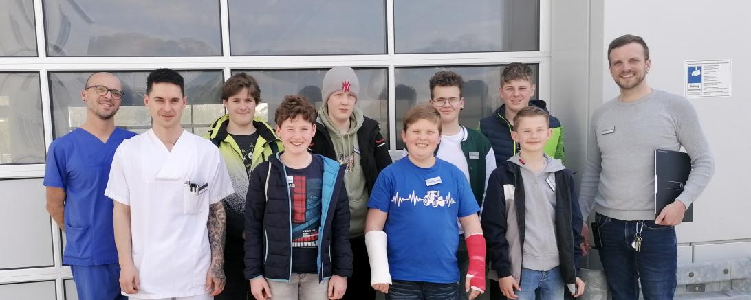 Die Buben Luca Leisdorf, Fabian Wanek, Jonathan Förg, Simon Walter, Dominik Schütz, Johannes Rauter und Niklas Färber haben in den Alltag der Krankenpfleger Tobias Formann (links) und Jonathan Schramm hineingeschnuppert. Lehrer Daniel Schubert (rechts im Bild) hatte den Boys’Day organisiert.