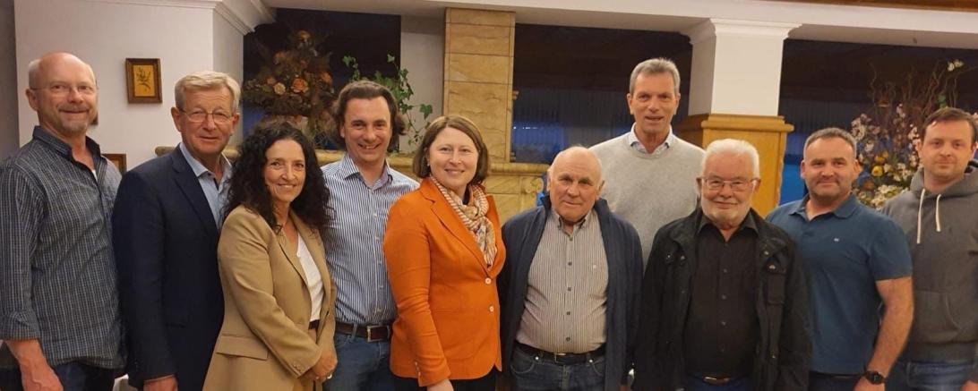 v.l.: Beisitzer Mike Fleege, Vorsitzender Bezirksrat Peter Schiele, Schriftführerin Brigitte Ulbricht, stellvertretender Vorsitzender Xaver Neureiter, stellvertretende Landrätin und Listenkandidatin für den Landtag  Claudia Marb, Beisitzer Anton Lauter, stellvertretender Vorsitzender Erwin Neureiter, Beisitzer Alois Miller, Beisitzer Martin Götz und stellvertretender Vorsitzender Martin Wizinger. Auf dem Bild fehlen die Beisitzer Thomas Ott, Josef Wolf und Richard Pfaller.