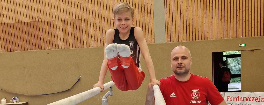 Philipp Dörner am Barren mit seinem Vater und Trainer Mike Dörner.