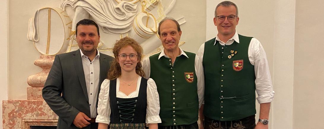 Bürgermeister Christoph Schmidt, Elisabeth Schröppel, Franz Fischer und Peter Schmidbaur bei der Dirigentenprüfung.