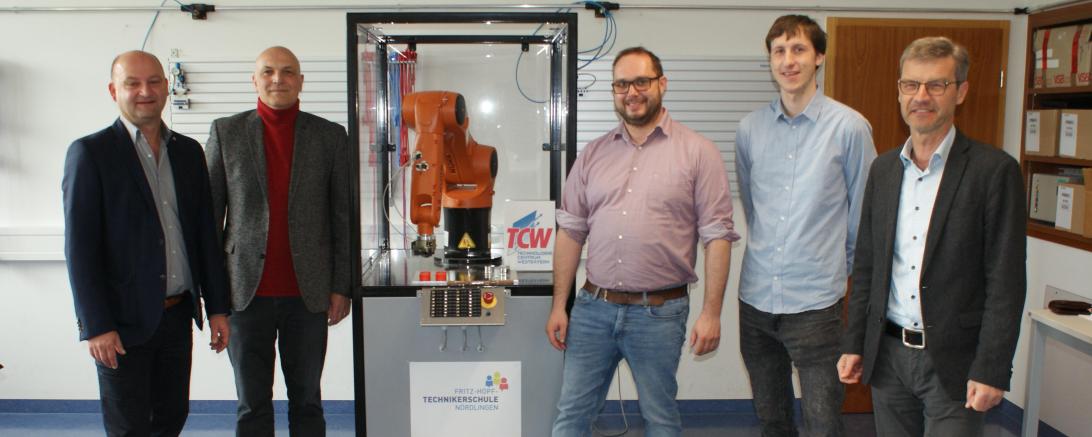 StD W. Breu (Schulleiter der Fritz-Hopf-Technikerschule), StD M. Forster (zuständige Lehrkraft), P. Eichbauer (Roboter-Experte am TCW), M. Meyer (Entwicklungsingenieur am TCW) und J. Wolf (Geschäftsführer des TCW)