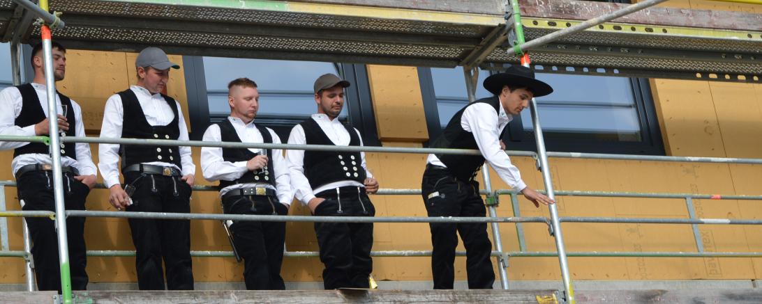 Bei dem Richtfest für das neue Feuerwehrhaus in Wemding wurden traditionell Süßigkeiten geworfen.