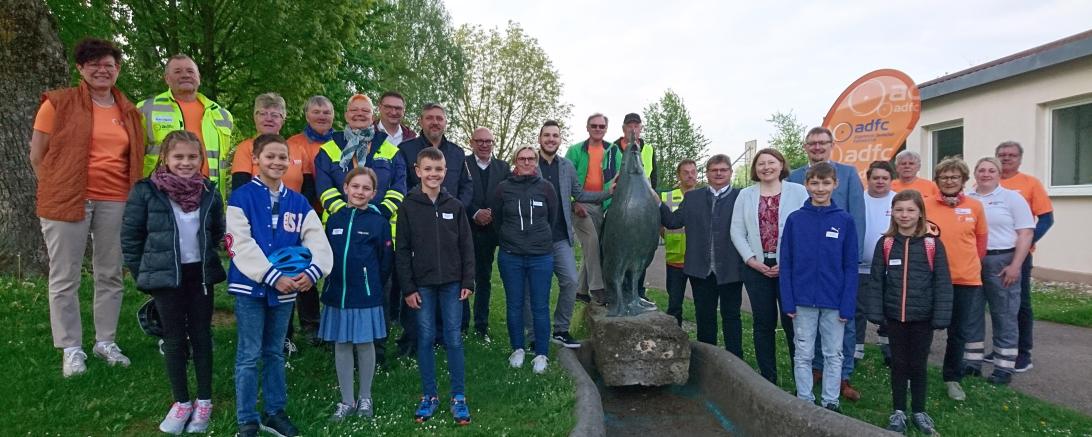 Verkehrssicherheit kann Spaß machen. Darüber freute sich die stellvertretende Landrätin Claudia Marb (7. v.r.) mit den Organisatoren sowie den Lehrern und Schülern der Grundschule Holzheim. 