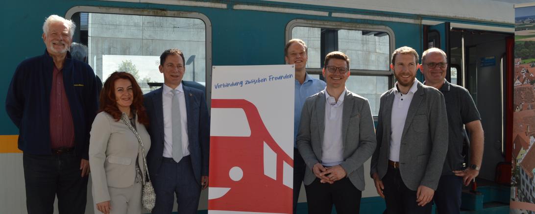 Andreas Braun (Bayern Bahn), Christine Markant, Stefan Ultsch (Bürgermeister Wassertrüdingen),  Peter Banczyk (Initiative "Verbindung zwischen Freunden"), David Wittner (OB Nördlingen), Georg Wiedemann (Kreisrat), Thomas Heydecker (Bürgermeister Oettingen)