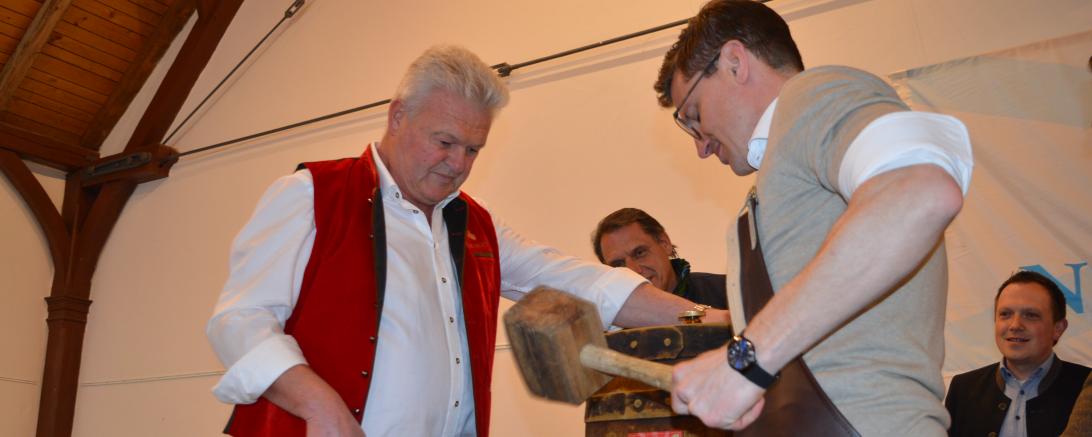 Von links: Braumeister des Fürstlichen Brauhauses Fürst Wallerstein, Volker Röthinger und Oberbürgermeister David Wittner. Mit nur einem Schlag stach Wittner das erste Mess'-Bier Fass an. 
