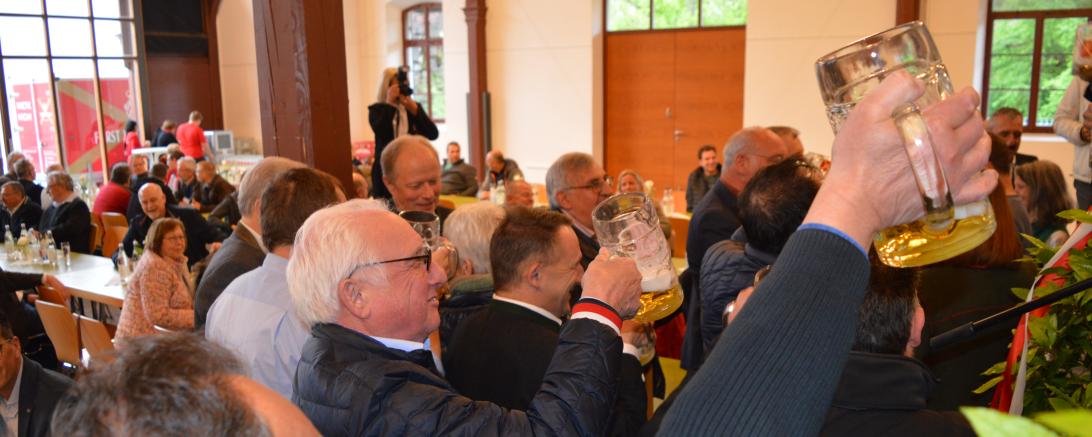 OB David Wittner und die Mitglieder des Stadtrates haben das Mess'-Bier 2023 freigegeben. 