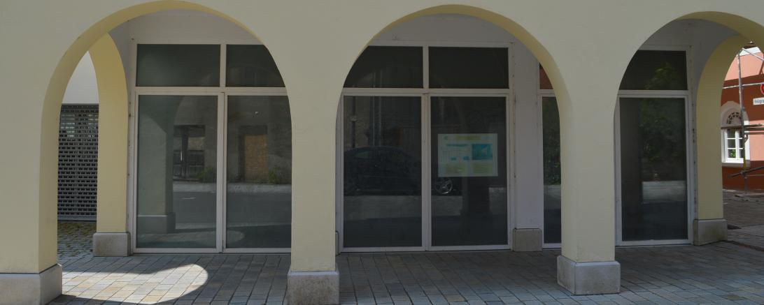 Das Bild zeigt ein leerstehendes Ladengeschäft.