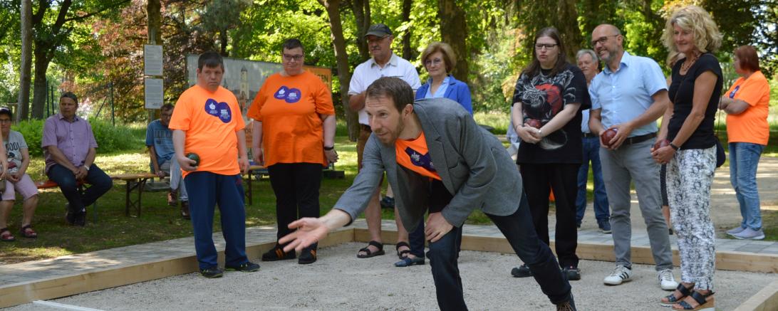 Bürgermeister Thomas Heydecker in Aktion bei der Einweihung der Boccia Bahn.