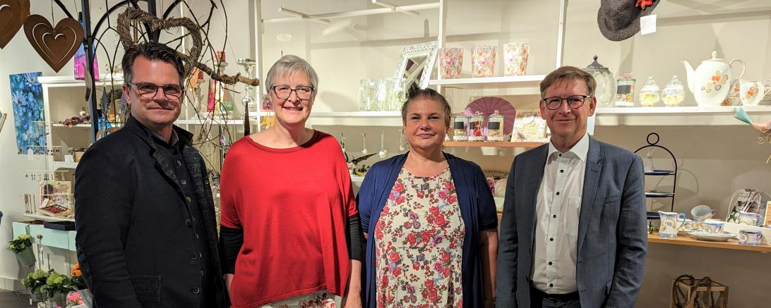 Bei der Eröffnung des Pop-Up-Stores: v.l: OB Jürgen Sorré, Christiane Kickum, CID-Vorsitzende, Rosi Schlosser, Ladenbetreiberin und Landrat Stefan Rößle. 