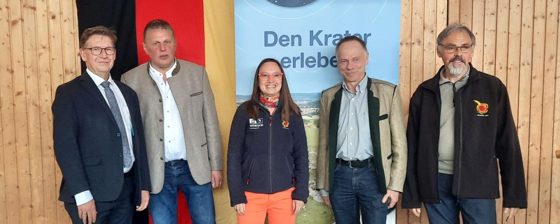 Landrat Stefan Rößle, Xaver Berchtenbreiter (Bürgermeister Amerdingen), Heike Burkhardt (Geschäftsführerin Geopark Ries e. V.), Werner Reißler (Geschäftsführer Heide-Allianz Donau-Ries) und Kurt Kroepelin (Projektmanagement).