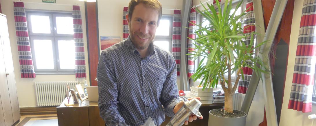 Der Bürgermeister Heydecker erhält Paket mit besonderem Inhalt.