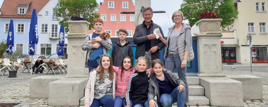 Die Firmkinder verkauften Osterkerzen für einen guten Zweck.