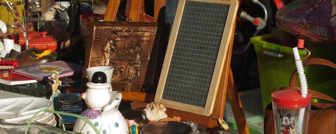 Das Bild zeigt einen Stand auf dem Flohmarkt.