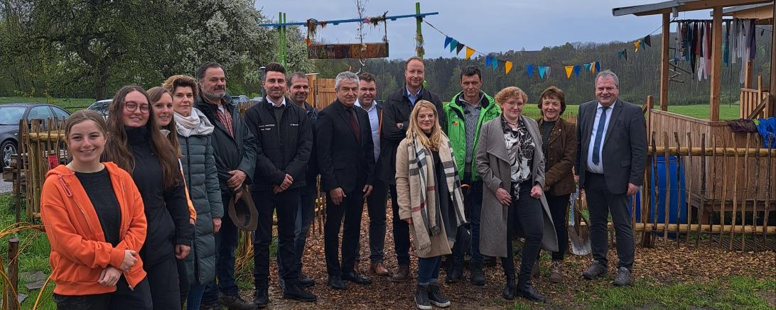 Das Foto zeigt die Erzieherinnen des Naturkindergartens mit den Sponsoren sowie 1. Bürgermeister Martin Scharr. 