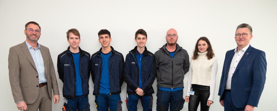 Der geschäftsführende Gesellschafter Johann Sailer (rechts) und der kaufmännische Leiter Stefan Schweitzer (links) V.l.n.r.: Jonas Wider (Mechatroniker), Toni Bröll (Mechatroniker), Thomas Hirschbeck (Mechatroniker), Stefan Negele (Mechatroniker), Angela Omarov (Industriekauffrau). Auf dem Bild fehlen Jakob Schmid (Industriemechaniker) und Fabian Schröttle (Industriemechaniker).