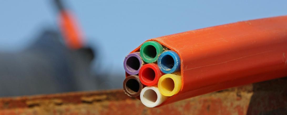 Das Bild zeigt ein Glasfaserkabel  