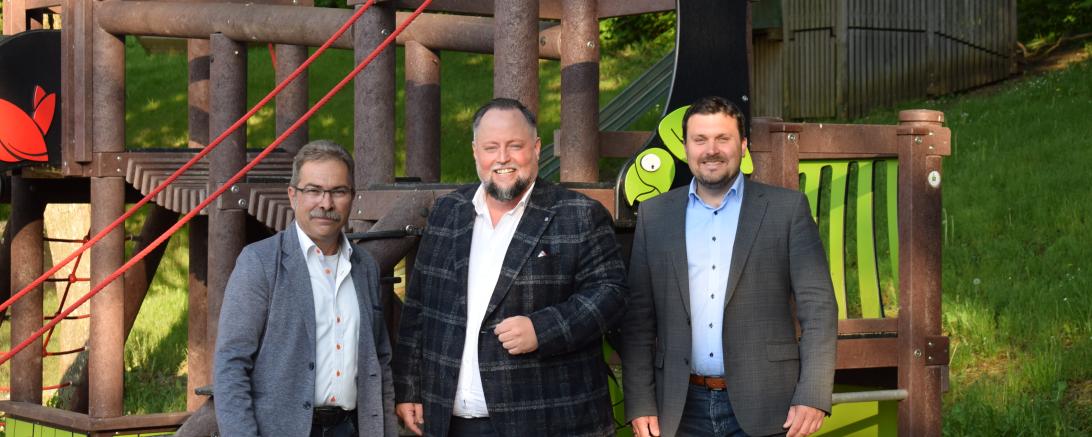 v.l.: Stadtrat Holger Fickel, Geschäftsführer Philipp Erik Breitenfeld, Bürgermeister Christoph Schmidt.