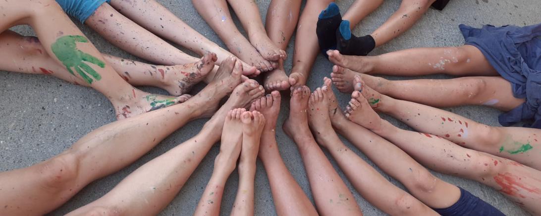 Farbenfrohe Malaktionen sind nur ein Teil des vielfältigen Freizeitangebotes der gemeindlichen Jugendarbeit.