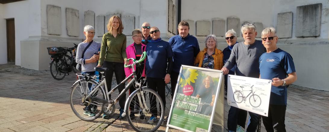 Eva Lettenbauer (zweite von links) mit Radlerinnen und Radlern sowie Fiorella Salamena und Karl-Heinz Feldner vom ADFC Donau-Ries e.V. 