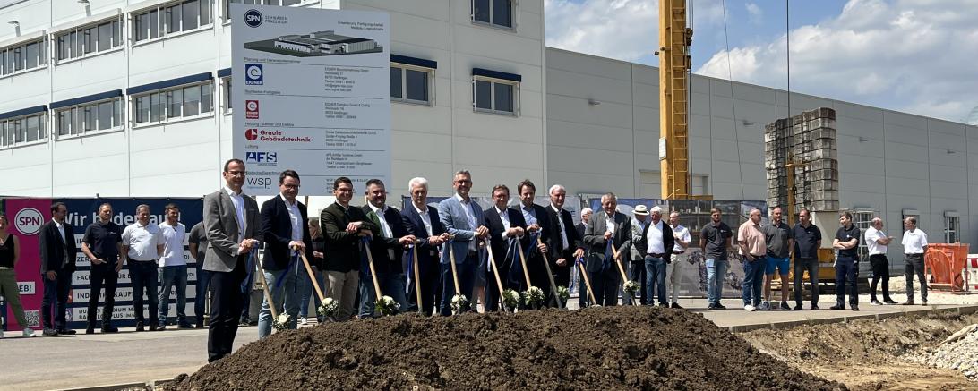 DAS Bild zeigt den Spatenstich. 