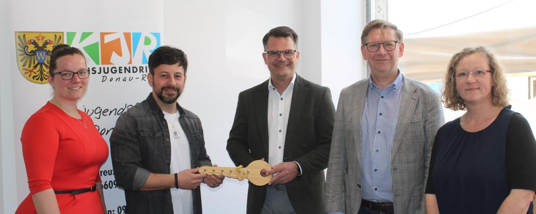 Eröffnungsfeier des neuen Jugendcafés in der Donauwörther Reichsstraße. Auf dem Bild zu sehen (von links): Vorsitzende Theresa Lill, Stadtjugendpfleger und Leiter des Jugendcafés Yasin Akyüz, Oberbürgermeister Jürgen Sorré, Landrat Stefan Rößle und Stadtjugendpflegerin Daniela Benkert. 