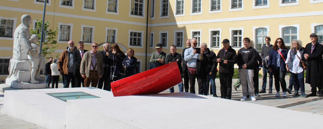 Ein Mahnmal gedenkt der Opfer von Missbrauch und Gewalt im ehemaligen Kinderheim im Kloster Heilig Kreuz. 