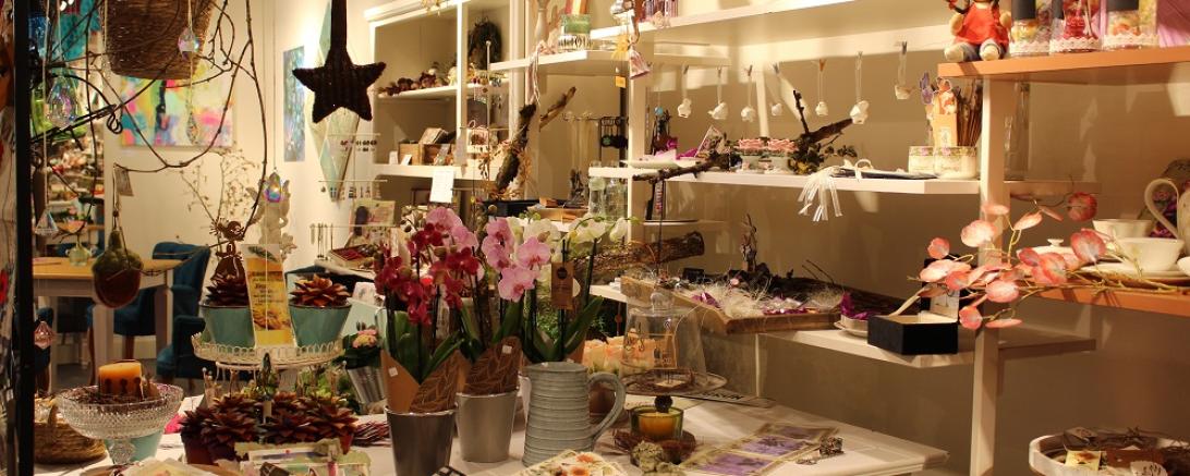 Kunst- und Kreativschaffende bieten ihre selbstgemachten Waren im neuen Pop-Up-Store in der Reichsstraße an. 