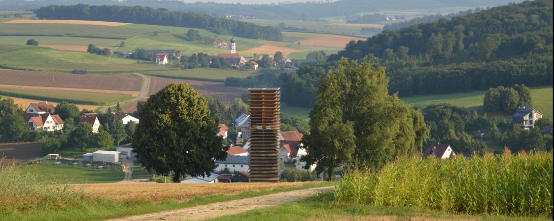 Bereits von Weitem kann man die Wegkapelle sehen.