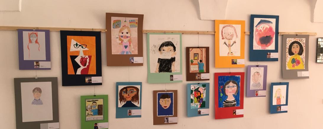 Kinder malen sich selbst, Nördlinger Wanderausstellung.