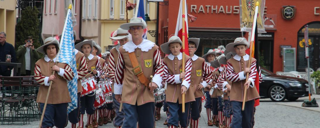 Die Knabenkapelle beim Einzug auf den Marktplatz.