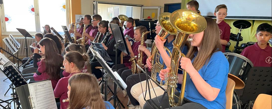 Schüler*innen des Bläserensembles während ihres Auftrittes