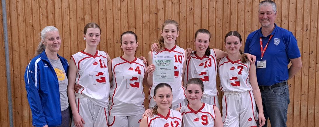 Die Mädchen mit den beiden Betreuungslehrern und ihrer Urkunde vom 7. Platz; (von links) kniend: Sara Peralta-Exposito, Rosina Ortelli, stehend: Manuela Kotala, Ella Wunderlich, Sarah Nebrich, Anna Löffler, Elisabeth Schiele, Darya Allgeyr und Oliver Hirsch.