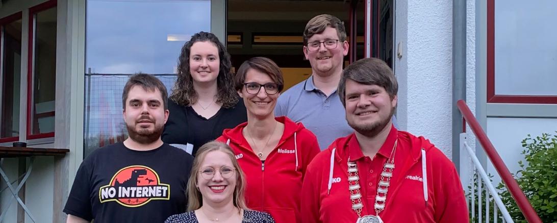 Sandra Burkhardt (Federmeisterin), Enrico Dietrich (Schatzmeister), Patrick Berner (Zeremonienmeister), Melissa Kugler (Vizepräsidentin), Anna Schmid (Hofmarschallin) und Florian Riehl (Präsident).Sandra Burkhardt (Federmeisterin), Enrico Dietrich (Schatzmeister), Patrick Berner (Zeremonienmeister), Melissa Kugler (Vizepräsidentin), Anna Schmid (Hofmarschallin) und Florian Riehl (Präsident).Sandra Burkhardt (Federmeisterin), Enrico Dietrich (Schatzmeister), Patrick Berner (Zeremonienmeister), Melissa Kugler