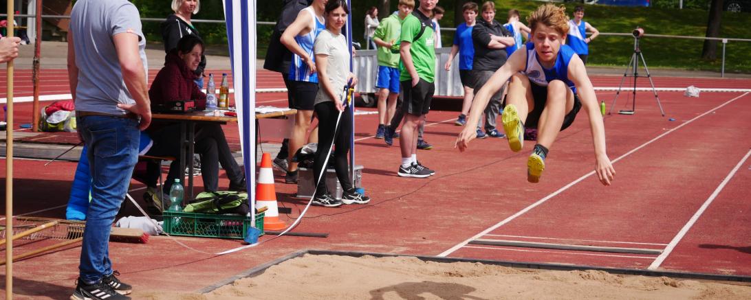 Der schwäbische Meister im Blockmehrkampf Moritz Roßmann beim Weitsprung.