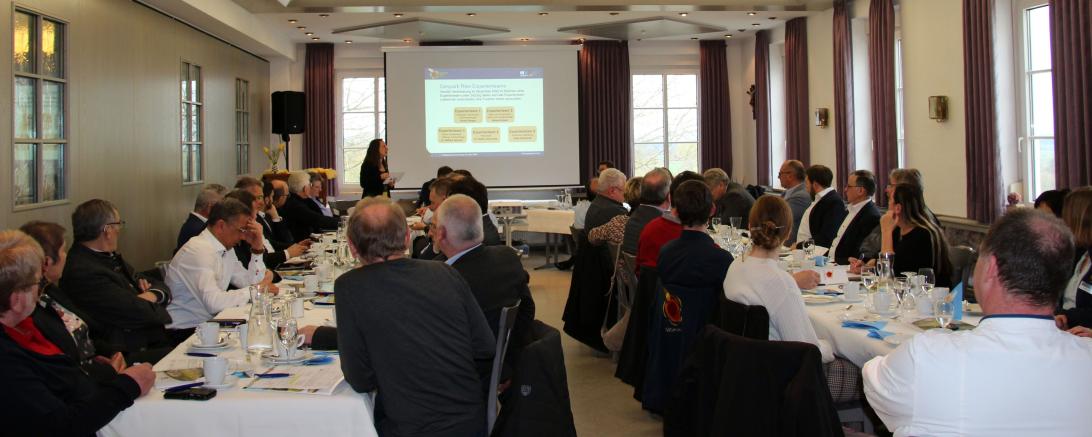 Die Mitglieder des Geopark Ries e. V. beim Vortrag von Geschäftsführerin Heike Burkhardt.