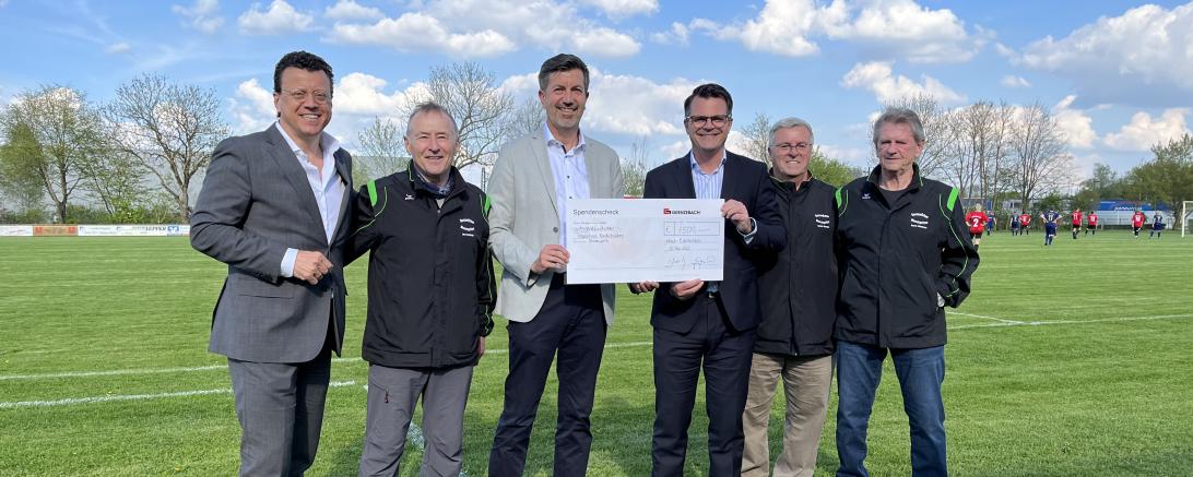 Über das Spendenaufkommen freuten sich von links:  Dr. Steven Althaus, CEO der Grenzebach Gruppe, Mondspritzer Leo Anzenhofer, Egbert Wenninger COO Grenzebach-Hamlar, Mondspritzer-Vorsitzender Jürgen Sorré, Mondspritzer Neureiter Helmut und Mondspritzer Kleebaur Bruno