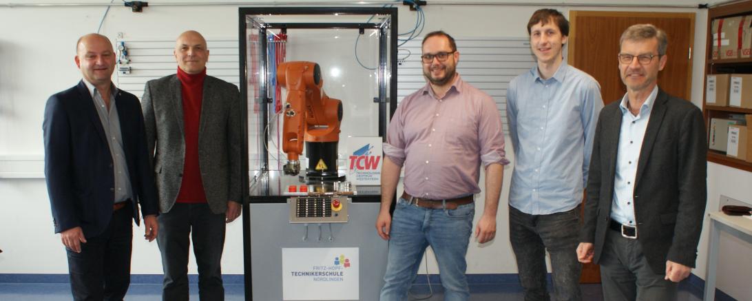 v.l.: StD Wolfgang Breu (Schulleiter der Fritz-Hopf-Technikerschule), StD Martin Forster (zuständige Lehrkraft), Peter Eichbauer (Roboter-Experte am TCW), Marcel Meyer (Entwicklungsingenieur am TCW) und Josef Wolf (Geschäftsführer des TCW).