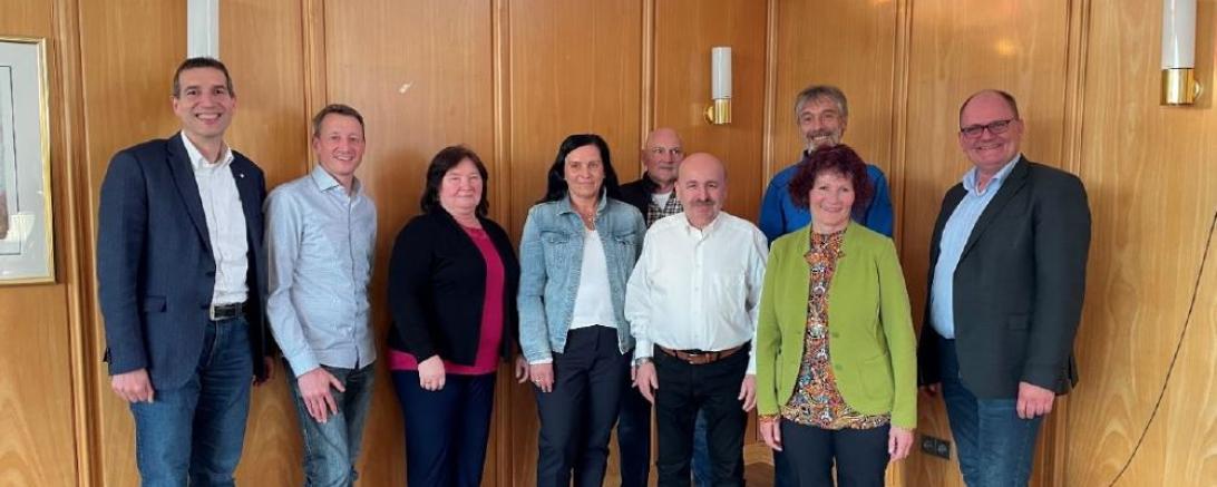 v.l.n.r.: Arthur Lettenbauer (Kreisgeschäftsführer), Jürgen Braun (25 Jahre), Josefine Oswald (20 Jahre), Christiane Hutta (20 Jahre), Jürgen Staudinger (10 Jahre), Norbert Schuster (30 Jahre), Karl Osswald (40 Jahre), Monika Hufnagl (25 Jahre), Georg Wiedemann (Personalratsvorsitzender)