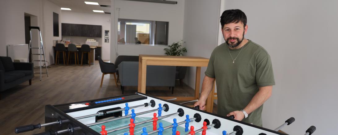 Ansprechpartner im neuen Jugendcafe ist der Stadtjugendpfleger Yasin Akyüz.