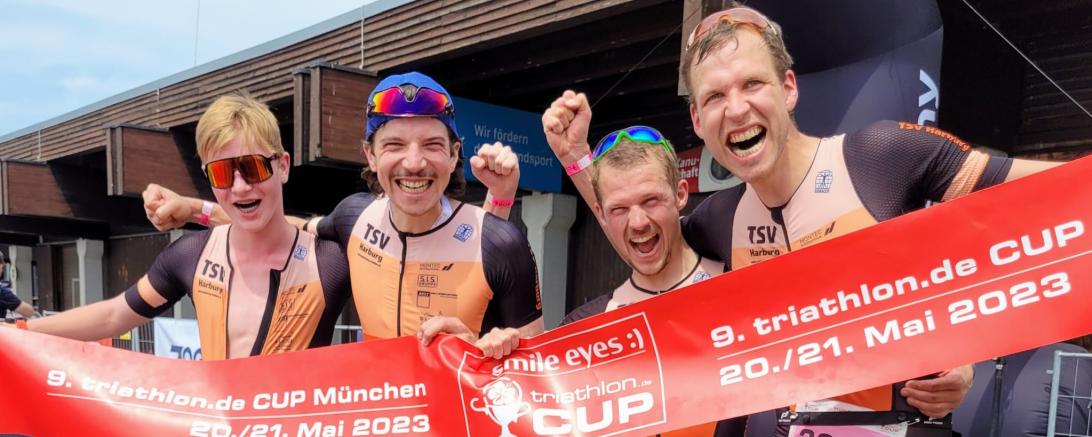 Die stolzen Triathleten Henri Schröppel, Lukas Berger, Tobias Ullrich und Markus Stang.