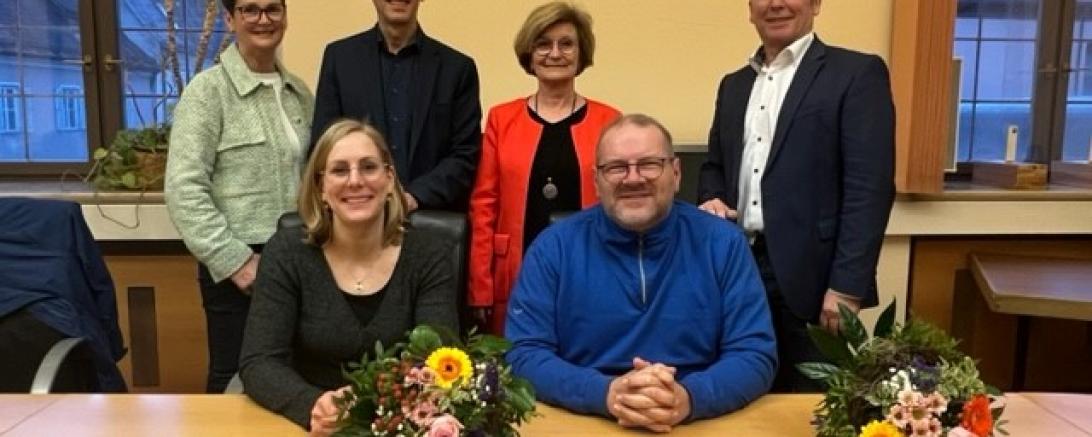 Auf dem Bild stehend von links nach rechts: Rita Eder (Stiftung Sankt Johannes), Robert Freiberger (Stiftung Sankt Johannes), Stv. Landrätin Ursula Kneißl-Eder, Günter Schwendner (Lebenshilfe Donau-Ries) sitzend: Milena Öfele (Lebenshilfe Donau-Ries) und Helmut Berger (Inklusionsbeirat Donau-Ries)