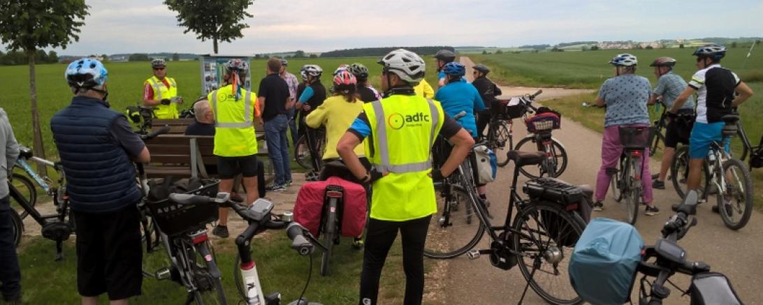 Tourleiter Reinhold Sauer (2.v.l.) an der Gedenktafel des ehemaligen Flugplatzes in Heuberg.