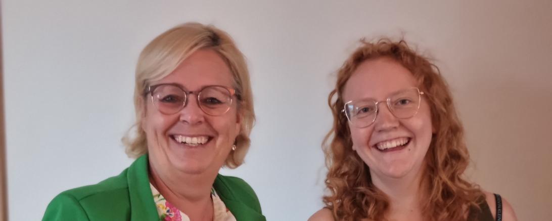 Auf dem Bild zusehen sind links Bärbel Stahl und rechts Jule Eibl