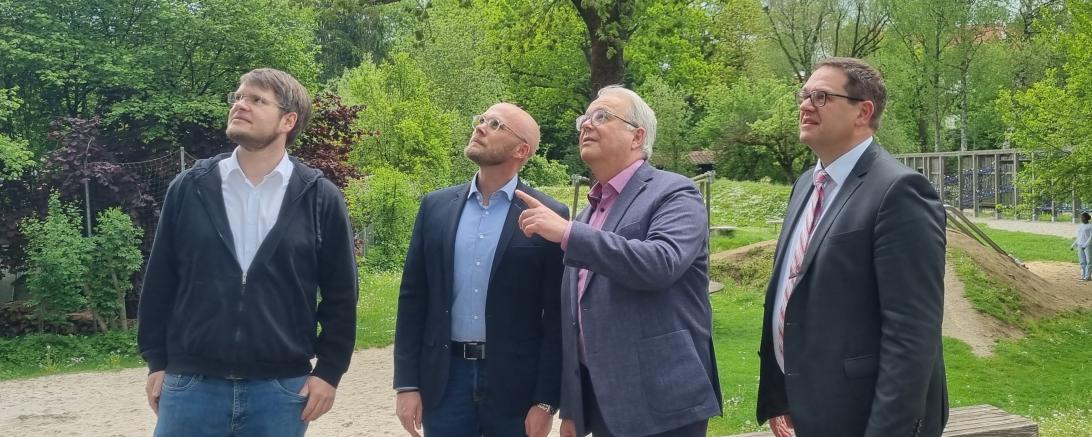 v.l.n.r.: Florian Riehl, Fabian Mehring, Karl Rehm, Michael Bosse machen sich im Stadtpark Rain ein Bild über die Krähenpopulation.