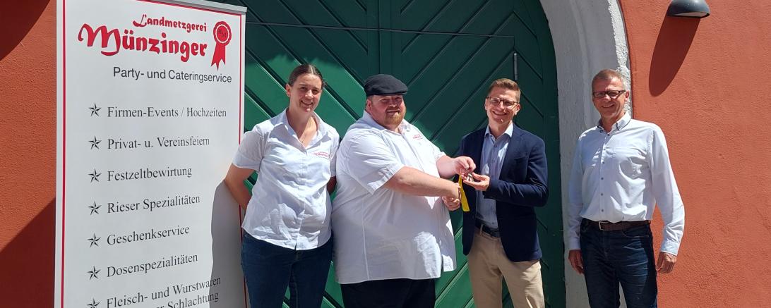 Nach 14 Jahren muss die Landmetzgerei Münzinger ihren Laden in der Alten Schranne in Nördlingen aufgrund des Fachkräftemangels aufgeben. Jetzt fand die Schlüsselrückgabe an Oberbürgermeister David Wittner statt.