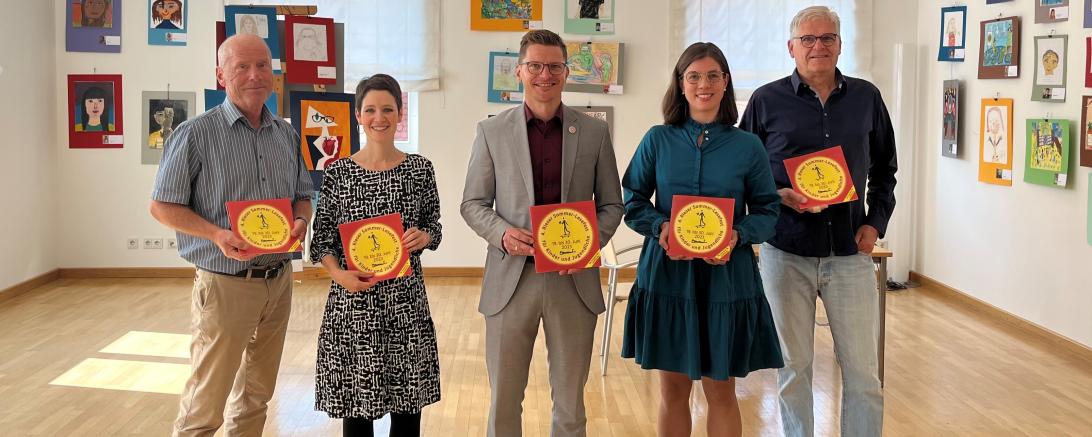 Die Organisatoren freuen sich auf 65 Lesungen für Kinder und Jugendliche bei der vierten Auflage des Rieser Sommer-Lesefests. v.r.: Initiator und Hauptorganisator Ralf Lehmann, Dr. Franziska Emmerling, Oberbürgermeister David Wittner, Stadtbibliotheksleiterin Kathrin Häffner, Rudi Scherer)