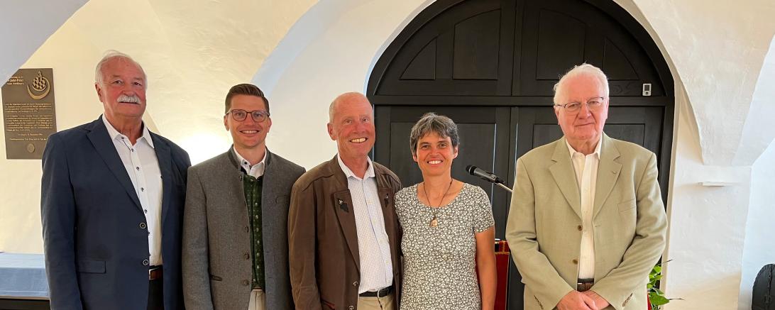 Oberbürgermeister David Wittner verabschiedet gemeinsam mit den Alt-Oberbürgermeistern Paul Kling und Hermann Faul nach 45-jähriger Tätigkeit für die Stadtverwaltung Rudi Scherer (Mitte, mit Frau Heike) in die Freizeitphase seiner Altersteilzeit.