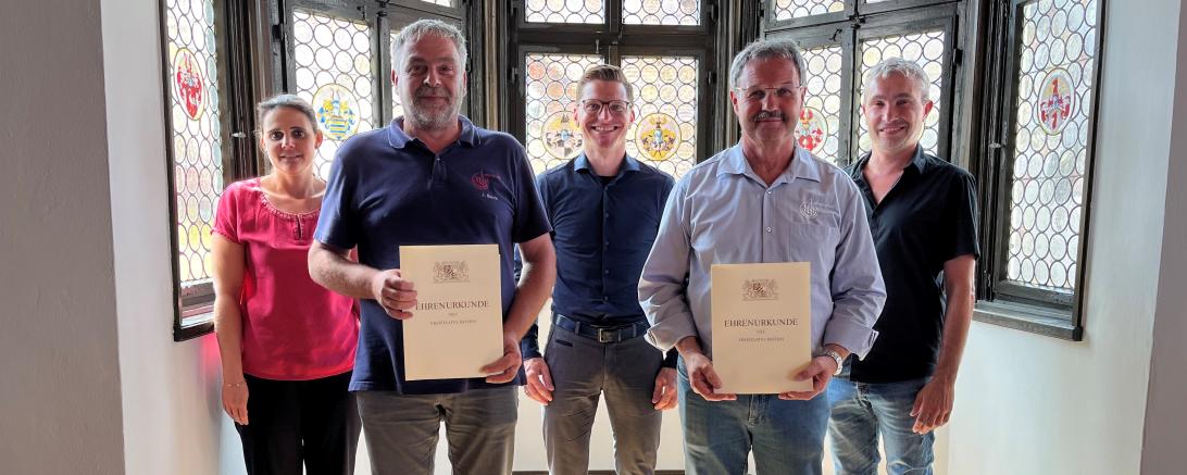 Jochen Beck (v.l.) und Manfred Kopf (v.r.) feierten ihr Dienstjubiläum bei der Stadt Nördlingen.