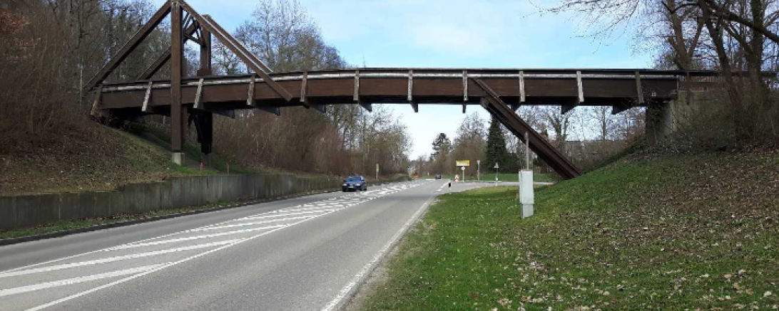 Die Brücke über der Staatsstraße 2212 in Richtung Reimlingen wird erneuert.