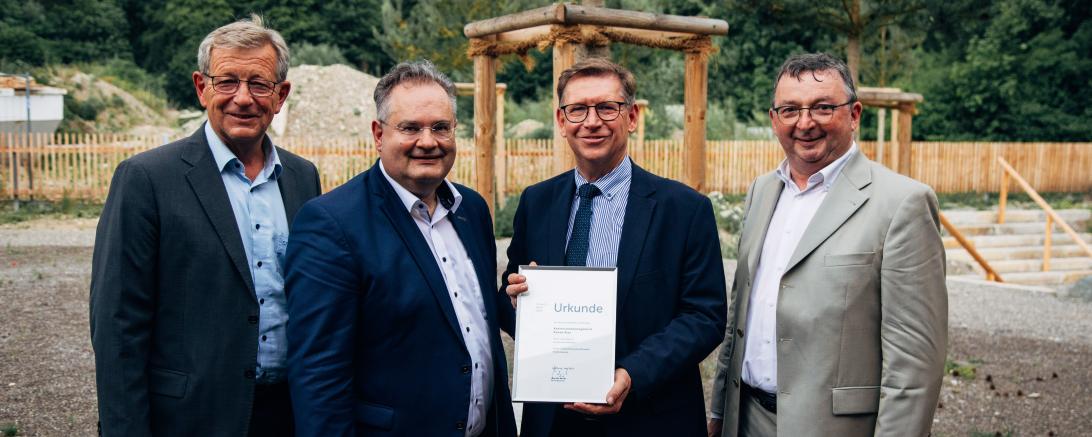 Bei der Übergabe der Urkunde des Umweltpreises in der Kategorie „Innovation“. V.l.n.r. Bezirksrat Peter Schiele, stellvertretender Bezirkstagspräsident Edgar Rölz, Landrat Stefan Rößle und Bezirksrat Albert Riedelsheimer. 